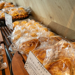 こだわりの小麦粉で作り上げる食パンと全粒粉食パンもご用意