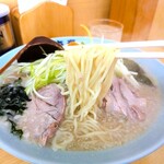 ラーメン青木亭 - 料理写真:定番の醤油ネギチャーシューの麺アップ