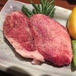 Wagyuu Yakiniku Daikoku - この厚切り和牛のタン・・・極上ですわ♪これが一枚単位で食べられるのは嬉しい♪