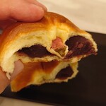 オリミネベーカーズ - こしあんぱん　桜の塩漬けが甘い餡子に反していいですね