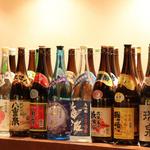 nangokubaruhaisai - カウンターに並ぶ泡盛の一升瓶