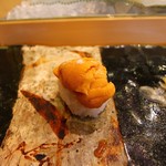 小判寿司 - 北海道産バフンうに。塩がひとつまみかかっています。