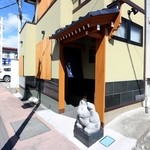 小判寿司 棚倉 - 店構え。繁盛店に定番の石の招き猫がありました。