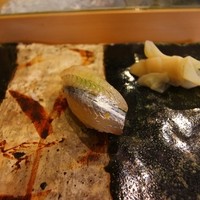 小判寿司 棚倉 - サヨリ。皿も見事なまな板皿です。