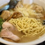 ラーメン茂木 - 雲呑麺（わんたんめん）　1100円　＋　大盛り　150円