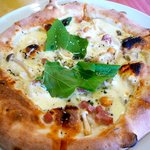 ウッデンシップ - 【きのこ、ひよこ豆、モルタデッラの塩味ピッツァ】★2010/3