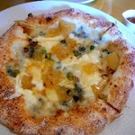 ウッデンシップ - 【ハチミツとゴルゴンゾーラと林檎のドルチェピッツァ…1,000円】★2010/3