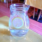 ウッデンシップ - ピッチャーで出される檸檬入り水♪2010/3