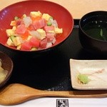 海鮮和食 なぶら  - 桜鯛とまぐろのバラちらし