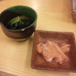 すし処 伴 - お通し（海苔、イカの塩辛）