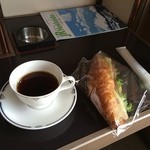 グランシャリオ - A寝台ロイアルでは、朝のコーヒーが個室に届けられます。隣の、クロワッサンミックスは持ち込み（by Paul）