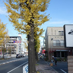 Mishimaya - 2013年11月　開店5分前。店の前の掃除。