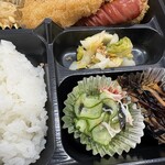 松風 - ご飯の横手には酢の物やひじき等が並んだボリュームもバランスも良いお弁当でしたよ。