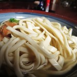 首里そば - 太さが一本一本不揃いで、手揉みされた自家製麺