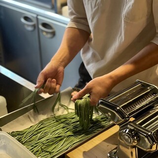 毎日店内で粉から練り上げる。「4種の手打ちパスタ」