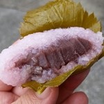 東海菓子店 - 桜餅　断面。
