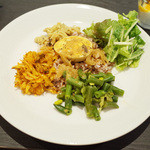 アーユルヴェーダ・カフェ ディデアン - 要予約のモーニング(1080円)の赤米とおかず色々。バナナとヨーグルトのマンゴーソースがけも。