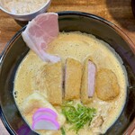 鶏そば 唆る 新瑞橋はなれ × 町中華 - ・カツカレー鶏そば　1,480円 ・小ライス　180円
