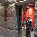 四海樓 - 2015年02月25日（水）　このエレベーターで5Fへ・・ドア鏡みたいに綺麗・・誰か写りこんでしまいました””スミマセン””