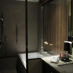 大阪マリオット都ホテル - 浴室はトイレと別