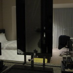 大阪マリオット都ホテル - 洗面台から　お部屋が見えます