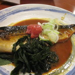 Sakana Ichiba - この日の日替わりのメインの煮魚はサバの味噌煮、大きなサバの味噌煮に梅干しがアクセントです