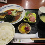 さかな市場  - この日の日替わり定食７００円は煮魚の定食でした。
            