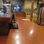 Sakana Ichiba - 元々は夜の居酒屋営業が中心のお店なんで個室タイプのお部屋も充実してます、私は一人だったんでカウンターで食事です。
      