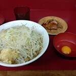ラーメン二郎 - ラーメン 生たまご 豚炙り焼き