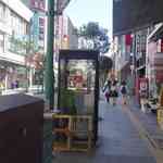 三日月氷菓店 - しばしまっすぐ進んで八百屋の前を通りぬけ