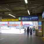 三日月氷菓店 - 東口方面へ向けて歩いていきます。