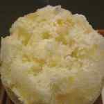 三日月氷菓店 - 練乳をかき氷の上にバシャッとかけて頂いてみると、練乳ならではの甘みが加わった事で
      濃厚な甘みを感じますが、ベースが氷なので後味は当然ながらスッキリとし