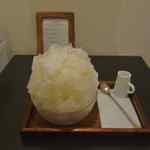 三日月氷菓店 - その後程なくして生りんごかき氷が席へと運ばれてきました。