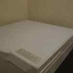 三日月氷菓店 - 真横には冷凍庫があり、ここに日光の天然氷やアイスクリームが置かれているのかな？と