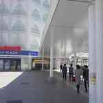 三日月氷菓店 - 東口を抜けると回りには沢山の建物がありますが