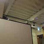 三日月氷菓店 - 今回座った席の前にはカウンター前に衝立があり※その奥にトイレへの通路がある。