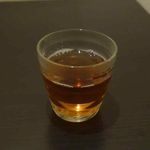 三日月氷菓店 - まず温かいほうじ茶が目の前に運ばれ