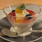 日本料理　京彩 - 水菓子　豆乳ムースの苺ソース掛け