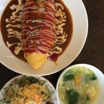 クチィーナ - ランチのオムライスセット。生野菜サラダとスープ、コーヒーがついて1,480円。