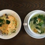 クチィーナ - ランチ ポテトグラタンセットについている生野菜サラダと温かく優しい甘さの野菜スープ。