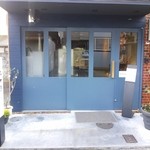 カフェ デ コラソン - 青い扉の入口