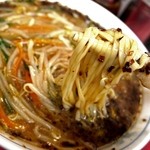 永楽 - あんかけ野菜炒めがとろりと上にのった昭和のルックスと味わいの一杯。