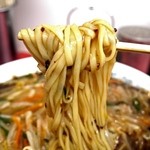 永楽 - 歯ごたえがモチモチの平打ち中太の多加水麺。
      あんが良く絡んで食べ応えあります。