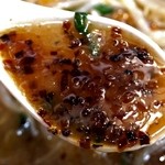 永楽 - 鶏ガラベースの濃い醤油味のスープ。
      炒め野菜の旨味、香味油の香り、揚げネギのコクが溶け込んでいる。