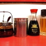 永楽 - 卓上には、自家製ラー油、胡椒、酢、醤油。