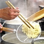 永楽 - 平ザルを使用した麺切りに職人技を感じました。