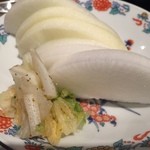 柳家 - 生の大根に辛味のある白菜の漬け物
