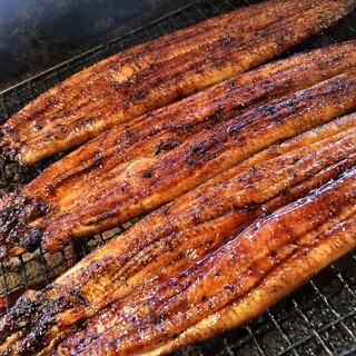 秘伝のタレで焼き上げるブランド鰻のでしこ。職人技が光る逸品を