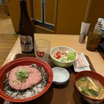 すき家 - 料理写真:まぐろたたき丼ごはん大盛730円シーザーサラダセット250円スーパードライ480円