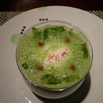 ラ ターブル ドゥ ジョエル・ロブション - 新玉葱のフランにサラダ菜のスープ（上から）